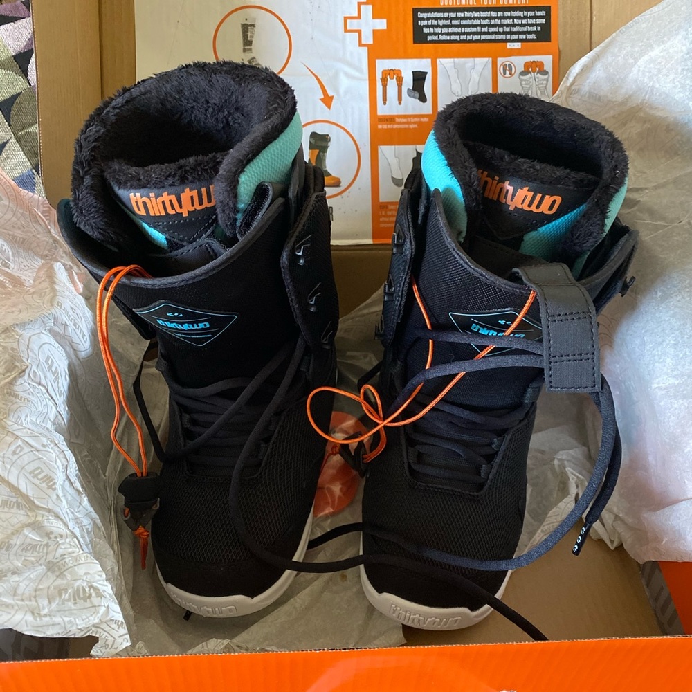 Snowboarding boots